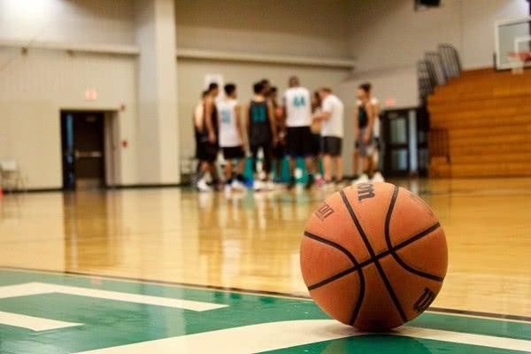 打籃球腳崴了怎么辦 打籃球扭到手腕怎么辦 打籃球腳崴了怎么辦 打籃球扭到手腕怎么辦