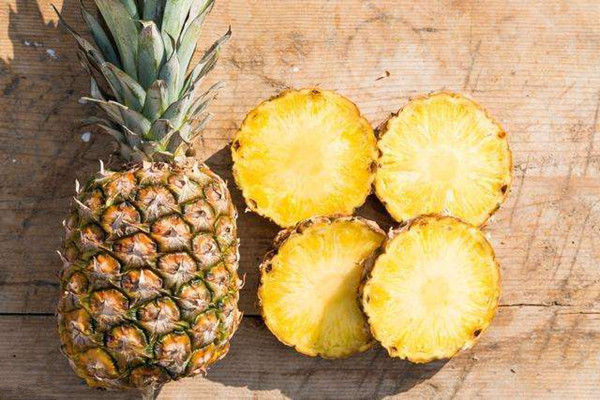 菠蘿一定要用鹽水泡嗎 菠蘿泡鹽水要泡多久 菠蘿一定要用鹽水泡嗎 菠蘿泡鹽水要泡多久