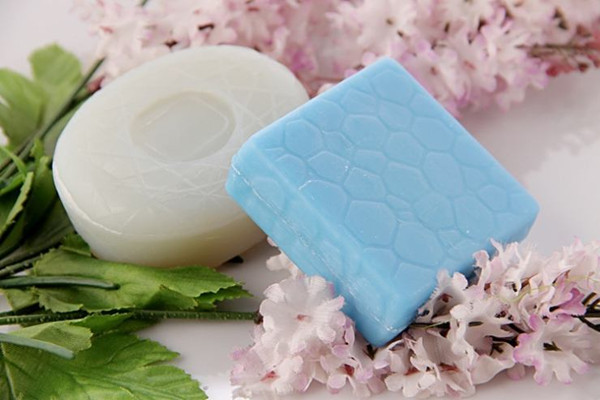 香皂洗臉會(huì)毛孔粗大嗎 香皂洗臉能去黑頭嗎 香皂洗臉會(huì)毛孔粗大嗎 香皂洗臉能去黑頭嗎