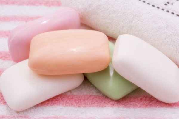 香皂洗臉會(huì)毛孔粗大嗎 香皂洗臉能去黑頭嗎 香皂洗臉會(huì)毛孔粗大嗎 香皂洗臉能去黑頭嗎