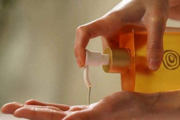 沐浴油和沐浴露的區(qū)別 沐浴油可以代替沐浴露嗎 沐浴油和沐浴露的區(qū)別 沐浴油可以代替沐浴露嗎