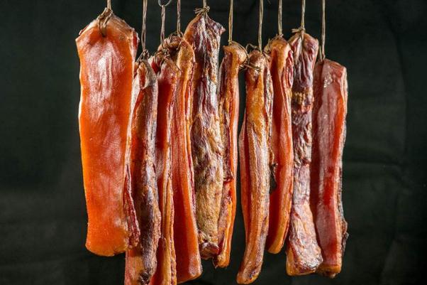 熏臘肉對(duì)人體有好處嗎 熏臘肉可以放冰箱嗎 熏臘肉對(duì)人體有好處嗎 熏臘肉可以放冰箱嗎