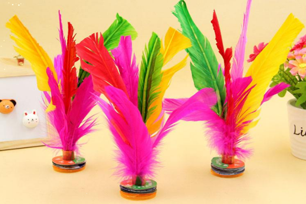 踢毽子有什么好處 踢毽子會損傷膝蓋嗎 踢毽子有什么好處 踢毽子會損傷膝蓋嗎