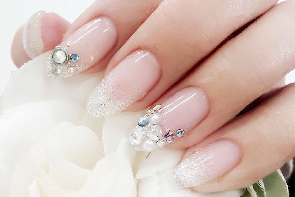 光療美甲和普通美甲有什么區(qū)別 光療美甲是什么意思 光療美甲和普通美甲有什么區(qū)別 光療美甲是什么意思