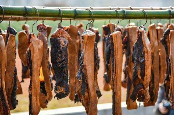 熏臘肉對(duì)人體有好處嗎 熏臘肉可以放冰箱嗎 熏臘肉對(duì)人體有好處嗎 熏臘肉可以放冰箱嗎