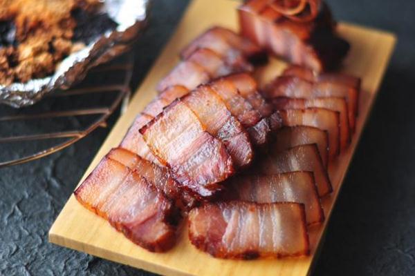 熏臘肉對(duì)人體有好處嗎 熏臘肉可以放冰箱嗎 熏臘肉對(duì)人體有好處嗎 熏臘肉可以放冰箱嗎