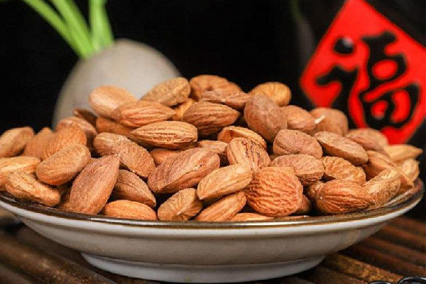 桃仁和杏仁的區(qū)別 桃仁的作用和功效 桃仁和杏仁的區(qū)別 桃仁的作用和功效