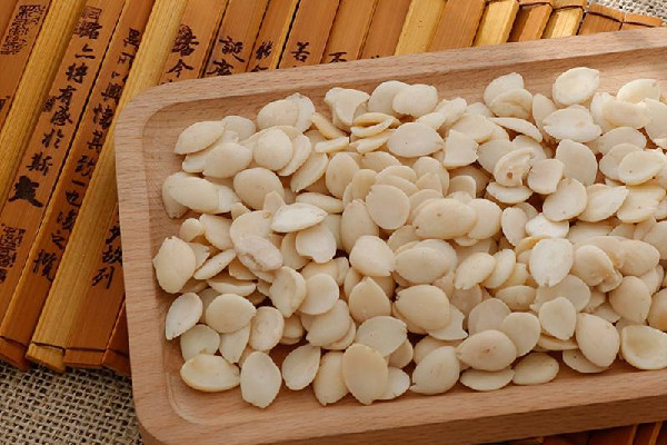 桃仁和杏仁的區(qū)別 桃仁的作用和功效 桃仁和杏仁的區(qū)別 桃仁的作用和功效