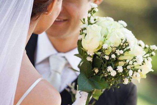 結(jié)婚扔捧花什么意思 新娘扔捧花瞬間6位伴娘都避開 結(jié)婚扔捧花什么意思 新娘扔捧花瞬間6位伴娘都避開