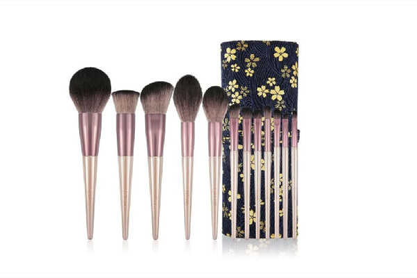 化妝刷用之前要打濕嗎 化妝刷怎么區(qū)分 化妝刷用之前要打濕嗎 化妝刷怎么區(qū)分