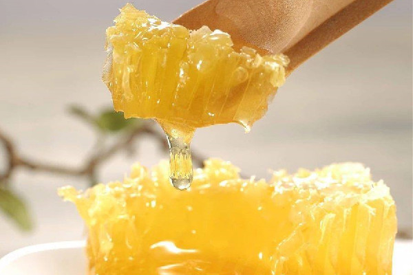 蜂蜜買結(jié)晶的好還是液態(tài)的好 買蜂蜜怎么挑選 蜂蜜買結(jié)晶的好還是液態(tài)的好 買蜂蜜怎么挑選