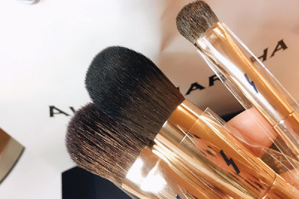 化妝刷可以用卸妝水清洗嗎 化妝刷洗完怎么晾干 化妝刷可以用卸妝水清洗嗎 化妝刷洗完怎么晾干