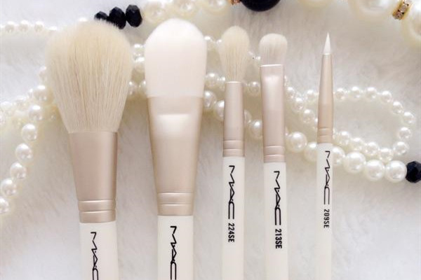 化妝刷洗完不蓬松怎么回事 化妝刷洗完要放到太陽(yáng)下曬嗎 化妝刷洗完不蓬松怎么回事 化妝刷洗完要放到太陽(yáng)下曬嗎