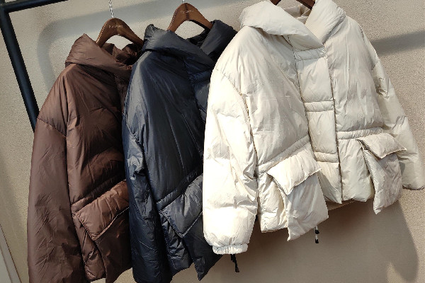 羽絨服是看含絨量還是充絨量 羽絨服用什么絨最保暖 羽絨服是看含絨量還是充絨量 羽絨服用什么絨最保暖