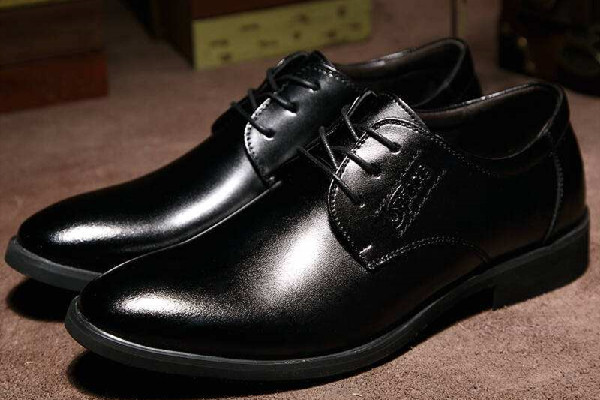 皮鞋穿久了里面有臭味怎么辦 皮鞋臭是什么原因 皮鞋穿久了里面有臭味怎么辦 皮鞋臭是什么原因