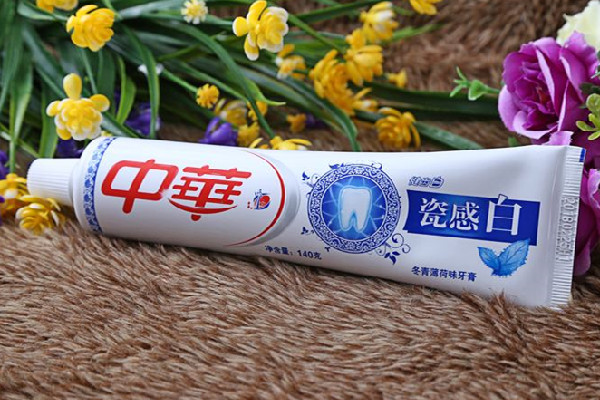 中華牙膏含氟量多少 中華牙膏藍(lán)色的正常嗎 中華牙膏含氟量多少 中華牙膏藍(lán)色的正常嗎