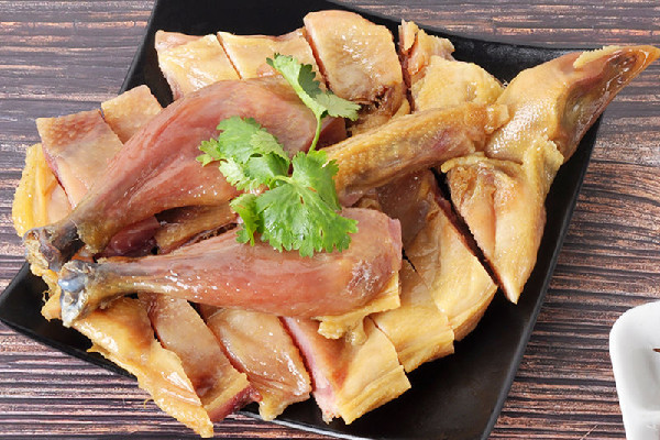 臘雞和風干雞的區(qū)別 臘雞有一點點霉能吃嗎