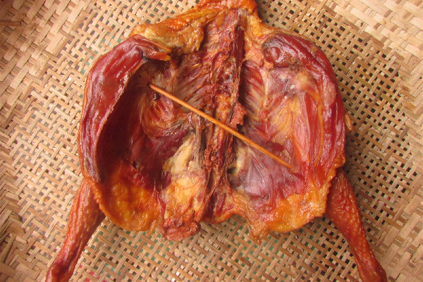 臘雞和風干雞的區(qū)別 臘雞有一點點霉能吃嗎