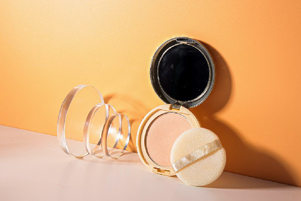 粉餅用到最后邊緣部分怎么用 粉餅用刷子好還是粉撲好 粉餅用到最后邊緣部分怎么用 粉餅用刷子好還是粉撲好