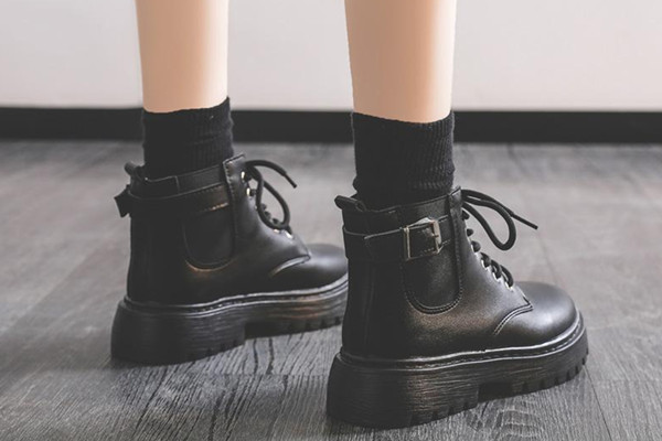 穿馬丁靴配什么褲子好 穿馬丁靴要穿襪子嗎 穿馬丁靴配什么褲子好 穿馬丁靴要穿襪子嗎