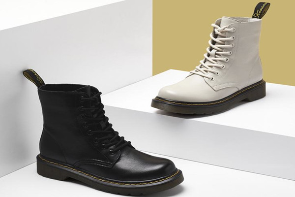 穿馬丁靴配什么褲子好 穿馬丁靴要穿襪子嗎 穿馬丁靴配什么褲子好 穿馬丁靴要穿襪子嗎