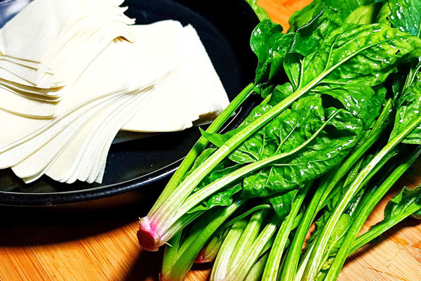 菠菜能不能天天吃 菠菜吃了對(duì)身體好嗎 菠菜能不能天天吃 菠菜吃了對(duì)身體好嗎