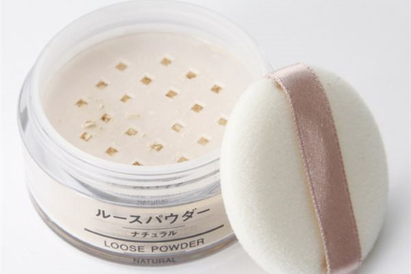 蜜粉用粉撲好還是刷子 蜜粉用什么工具上好 蜜粉用粉撲好還是刷子 蜜粉用什么工具上好