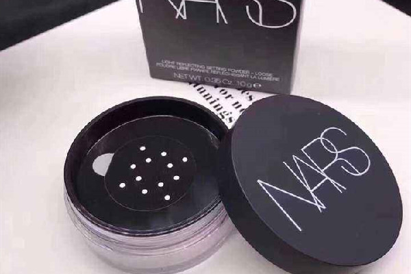 蜜粉和散粉哪個(gè)定妝效果好 蜜粉和散粉能一起用嗎 蜜粉和散粉哪個(gè)定妝效果好 蜜粉和散粉能一起用嗎