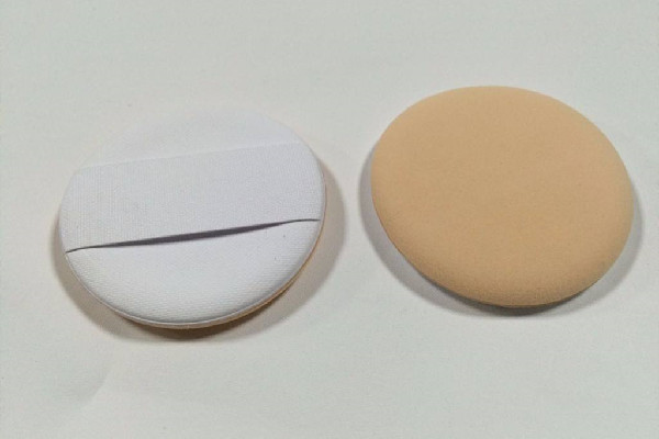 蜜粉撲和粉撲的區(qū)別 蜜粉撲可以上粉底液?jiǎn)? alt=