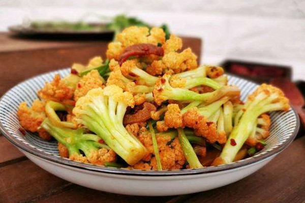 花菜和西藍(lán)花的營養(yǎng)區(qū)別 花菜和什么菜搭配好吃