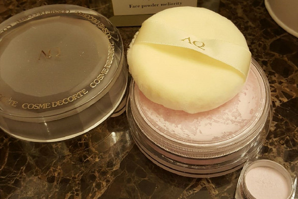 蜜粉和散粉哪個(gè)定妝效果好 蜜粉和散粉能一起用嗎 蜜粉和散粉哪個(gè)定妝效果好 蜜粉和散粉能一起用嗎