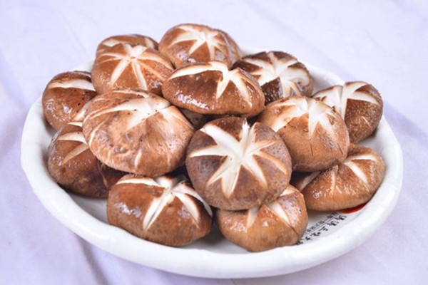 香菇減肥期間可以吃嗎 香菇有減肥的功效嗎 香菇減肥期間可以吃嗎 香菇有減肥的功效嗎