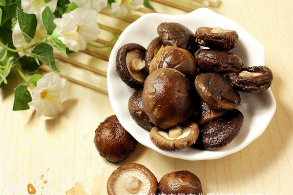 香菇能和胡蘿卜一起吃嗎 香菇能和雞蛋一起吃嗎 香菇能和胡蘿卜一起吃嗎 香菇能和雞蛋一起吃嗎