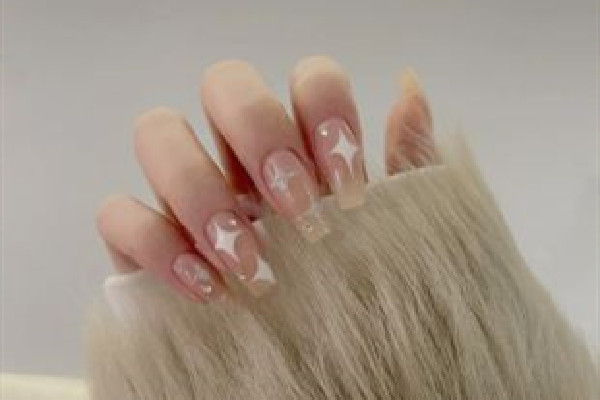 穿戴甲和美甲哪個(gè)傷害小 穿戴甲和美甲的區(qū)別 穿戴甲和美甲哪個(gè)傷害小 穿戴甲和美甲的區(qū)別