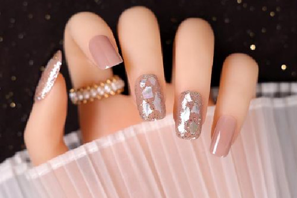 穿戴甲是甲片嗎 穿戴甲和貼甲片的區(qū)別 穿戴甲是甲片嗎 穿戴甲和貼甲片的區(qū)別