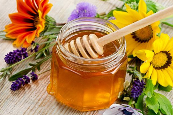 蜂蜜泡水喝是用開水嗎 蜂蜜泡水喝有什么作用 蜂蜜泡水喝是用開水嗎 蜂蜜泡水喝有什么作用