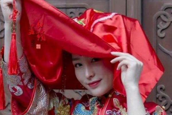 出嫁時(shí)為什么要兄弟背出門 姐姐出嫁弟弟全班男同學(xué)來送親 出嫁時(shí)為什么要兄弟背出門 姐姐出嫁弟弟全班男同學(xué)來送親