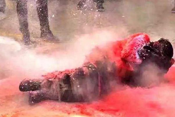 婚鬧是哪里的風(fēng)俗 新郎遭婚鬧被綁樹上狂潑面粉 婚鬧是哪里的風(fēng)俗 新郎遭婚鬧被綁樹上狂潑面粉