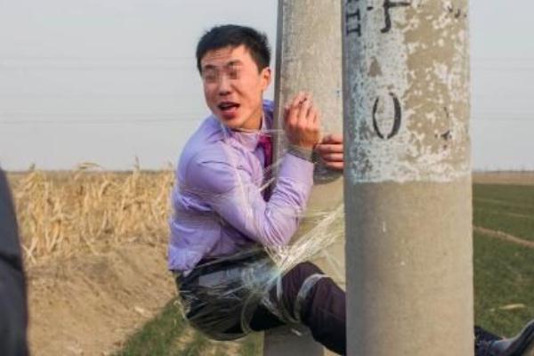 婚鬧是哪里的風(fēng)俗 新郎遭婚鬧被綁樹上狂潑面粉 婚鬧是哪里的風(fēng)俗 新郎遭婚鬧被綁樹上狂潑面粉