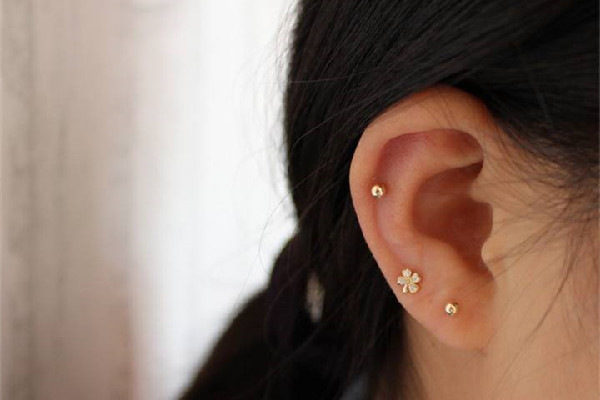 打耳骨疼還是耳垂疼 打耳骨是幾級疼痛 打耳骨疼還是耳垂疼 打耳骨是幾級疼痛