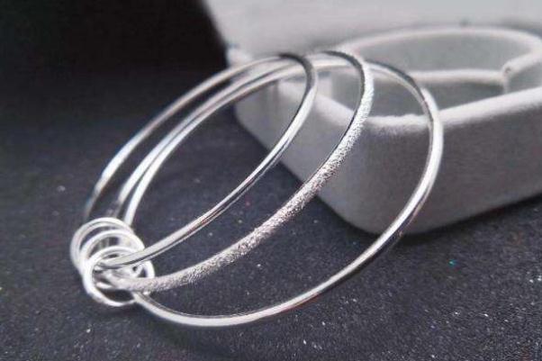 銀手鐲戴了對(duì)身體有好處嗎 銀手鐲是純銀的好還是足銀的好 銀手鐲戴了對(duì)身體有好處嗎 銀手鐲是純銀的好還是足銀的好