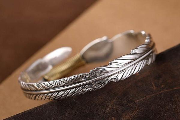 銀手鐲戴了對身體有好處嗎 銀手鐲是純銀的好還是足銀的好 銀手鐲戴了對身體有好處嗎 銀手鐲是純銀的好還是足銀的好