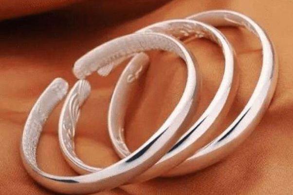 銀手鐲戴了對(duì)身體有好處嗎 銀手鐲是純銀的好還是足銀的好 銀手鐲戴了對(duì)身體有好處嗎 銀手鐲是純銀的好還是足銀的好