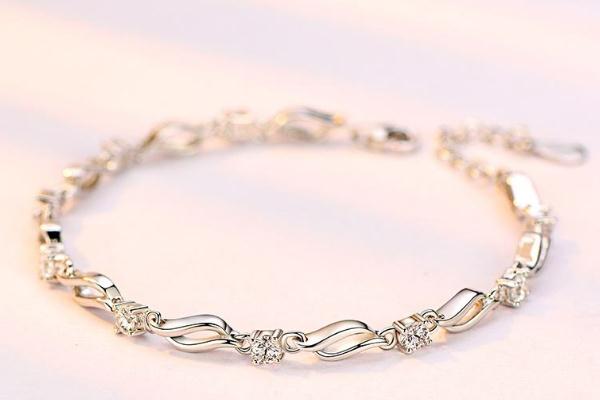 銀手鏈要怎么清洗 銀手鏈要用什么能洗白 銀手鏈要怎么清洗 銀手鏈要用什么能洗白