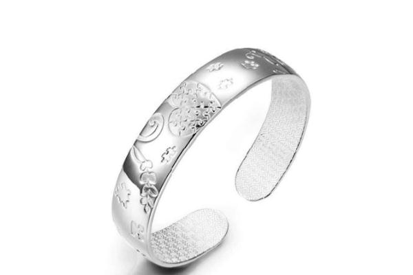 銀手鐲孕婦可以帶嗎 銀手鐲有劃痕了怎么可以復原 銀手鐲孕婦可以帶嗎 銀手鐲有劃痕了怎么可以復原