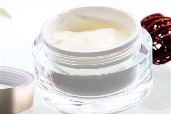 精華霜和面霜一樣嗎 精華霜有鎖水的功效嗎 精華霜和面霜一樣嗎 精華霜有鎖水的功效嗎