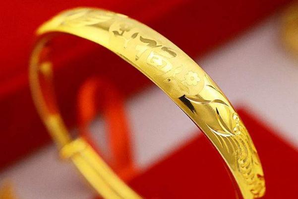 金手鐲戴在哪個手上比較好 金手鐲戴多重的比較好 金手鐲戴在哪個手上比較好 金手鐲戴多重的比較好