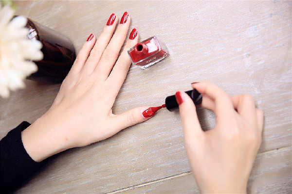 指甲油怎么才能快速干 指甲油要不要照燈