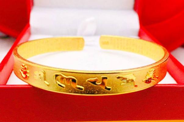 金手鐲是千足金還是萬足金 金手鐲是空心的么 金手鐲是千足金還是萬足金 金手鐲是空心的么