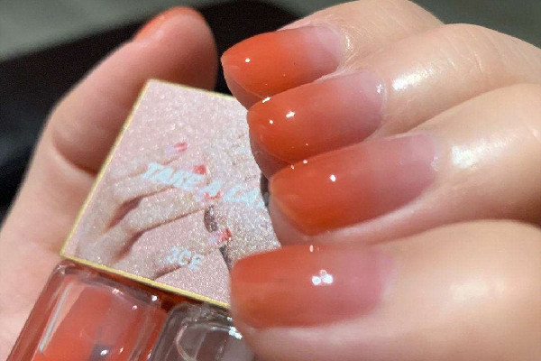 指甲油用酒精能擦掉嗎 指甲油用什么才能洗得掉 指甲油用酒精能擦掉嗎 指甲油用什么才能洗得掉